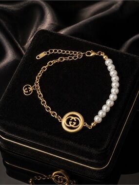 Luxury 18K Gold Pearl GG Medallion Charm Bracelet